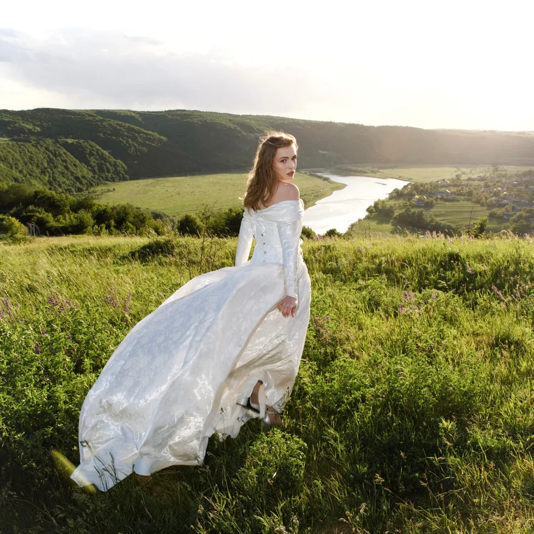 Фотосесія в білій сукні на тлі гірської річки, Буковель